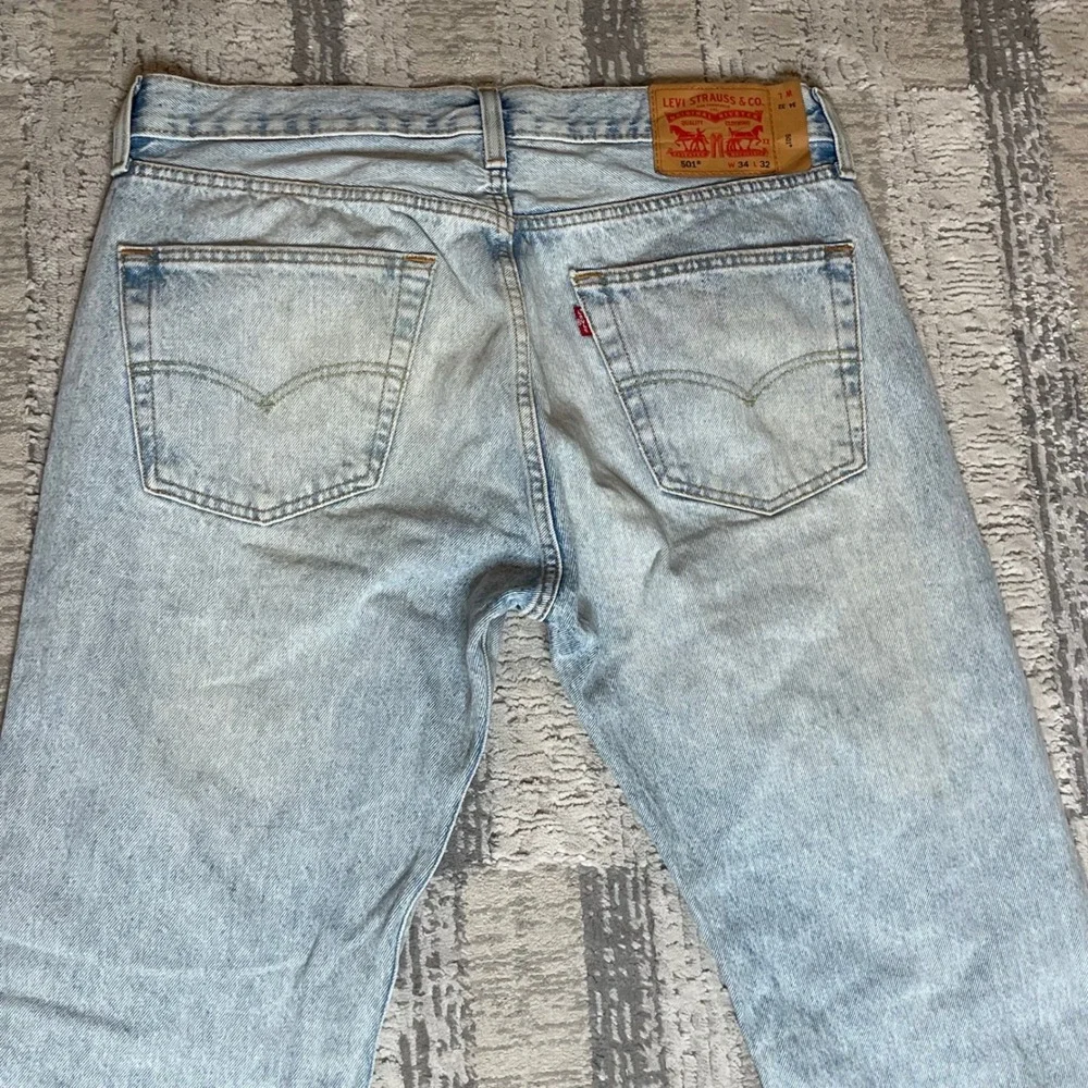 Levi's 501 Jeans‎ Mens W34 L32 Light Wash Distressed Patch Ripped Straight Denim